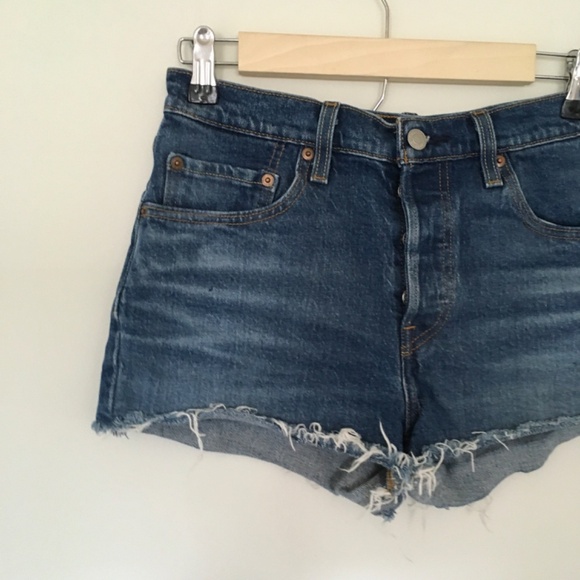 Levis 501 Jeans Shorts Sz 27 Blue Button Fly High Rise Cut Off Raw Hem Mid Wash - Picture 2 of 14